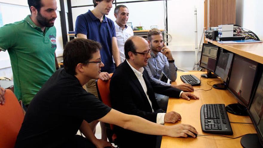 Fernando Aguado (en el centro, sentado) y Vilán (de pie, 1º por la dcha.), junto a otros investigadores, ayer. // A. Irago