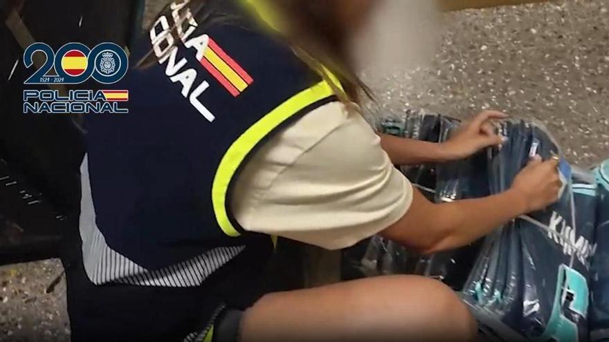 Intervenen més de 2.800 productes falsificats a cinc establiments de Lloret de Mar
