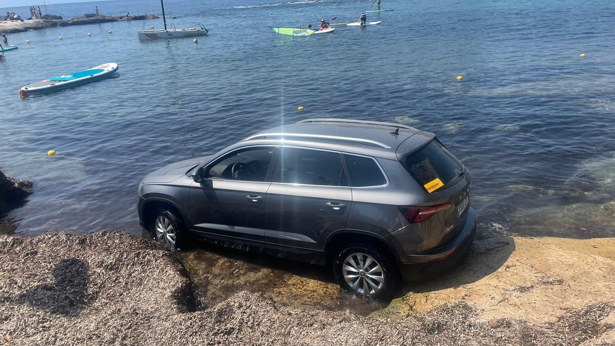 El vehículo ha quedado en el escalón de la orilla de les Bassetes.