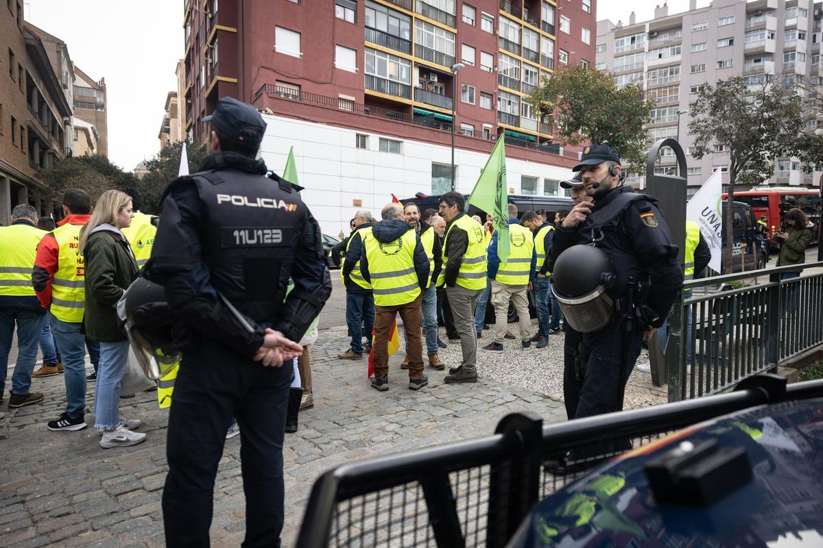 En imágenes | Los agricultores vuelven a las puertas de La Aljafería para protestar