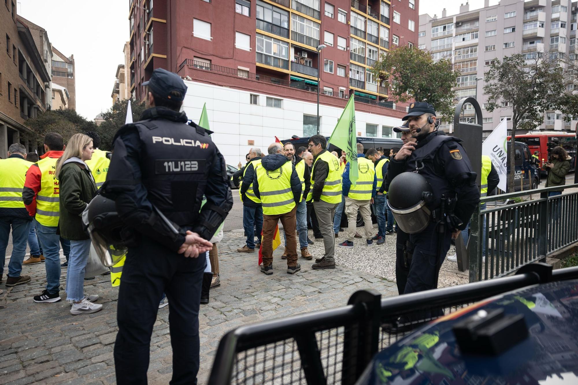 En imágenes | Los agricultores vuelven a las puertas de La Aljafería para protestar