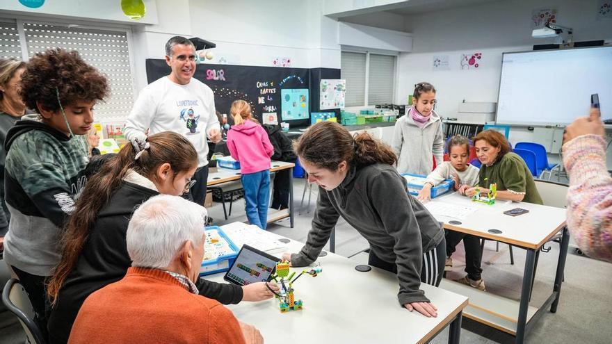 El colegio Lope de Vega de Badajoz une a mayores y escolares a través de la robótica educativa