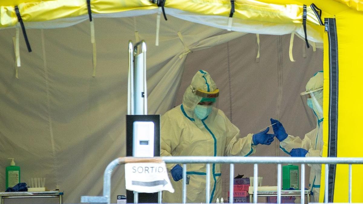 Carpa para realizar PCR en el passeig de Sant Joan de Barcelona.