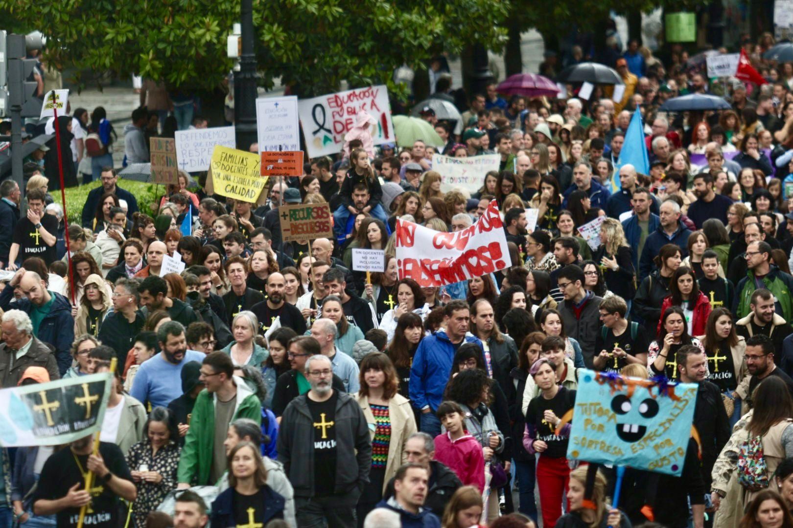EN IMÁGENES: Así fue la gran manifestación de profesores por la enseñanza pública asturiana