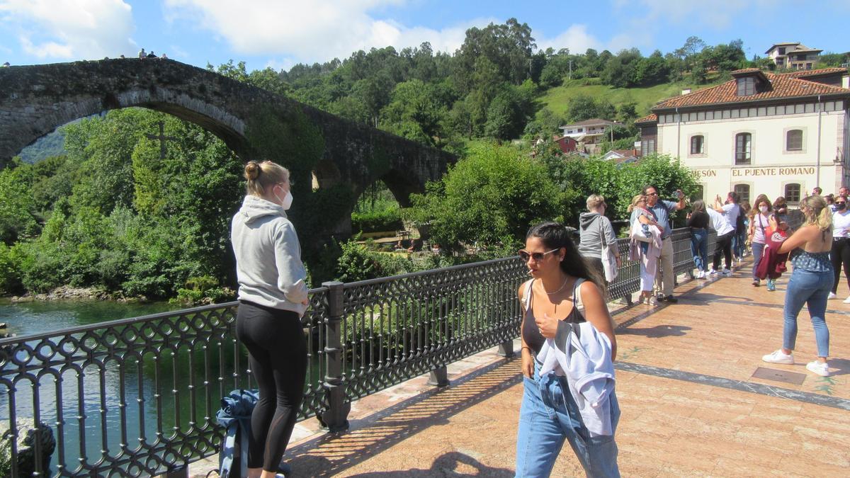 Gran ambiente, hoy, en Cangas de Onís, donde la lluvia de la mañana dejó paso al sol y temperaturas agradables.