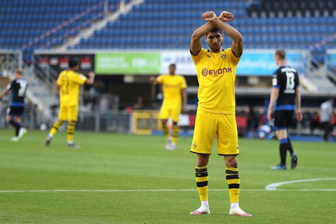 Jadon Sancho del Borussia Dortmund celebra el gol 0-2 con una camiseta de Justice for George Floyd