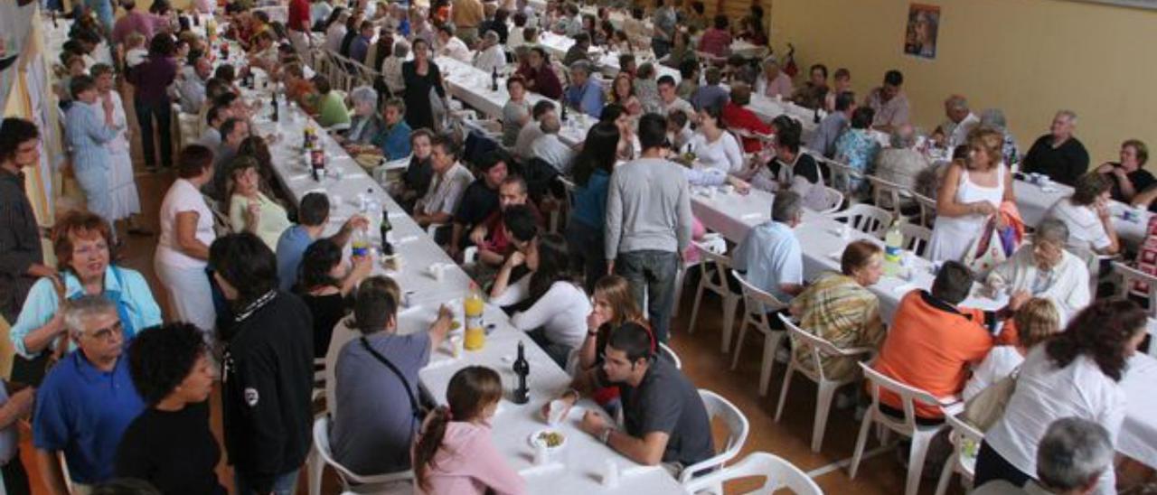 La tradicional comida, con arroz de matanzas, celebrada en octubre de 2005 en Sant Josep.