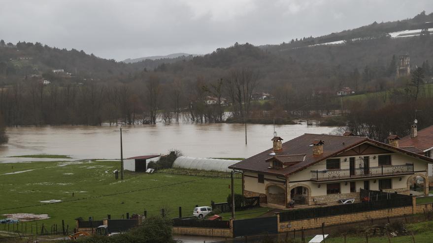 El temporal inunda Cantabria y agita el País Vasco