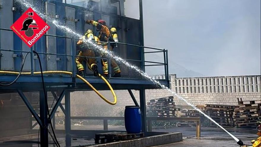 abajadores por el incendio en una nave textil en Villena