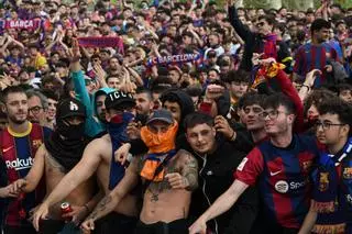 Aficionados del PSG y del Barça en la previa del partido de la Champions