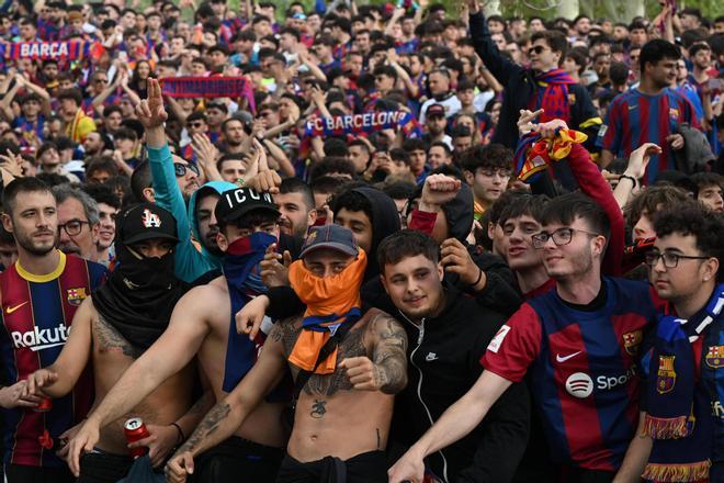 Aficionados del PSG y del Barça en la previa del partido de la Champions