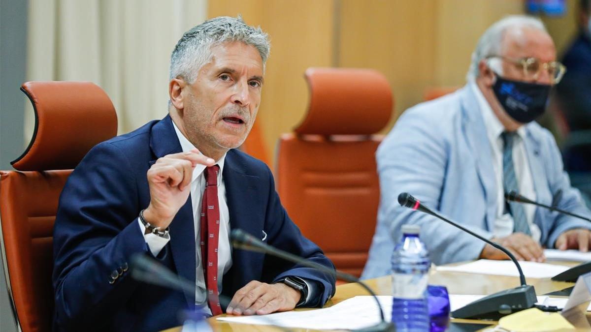 El ministro del Interior  Fernando Grande-Marlaska, a la izquierda, y el director general de Tráfico, Pere Navarro, durante la presentacion este jueves del balance de siniestralidad vial del verano.