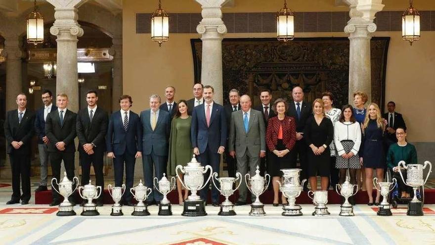 Imagen de todos los premiados junto a los Reyes. // Europa Press