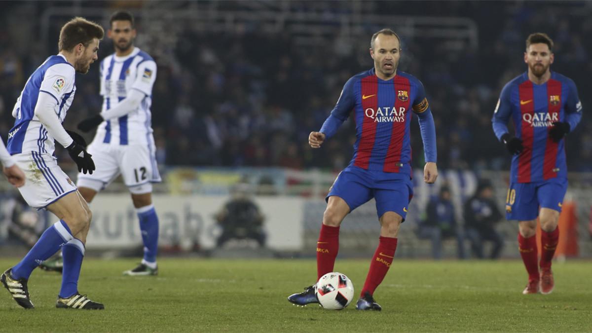 Andrés Iniesta controla el balón entre Illarramendi y Messi durante el Real Sociedad - Barça de la Copa 2016 /2017