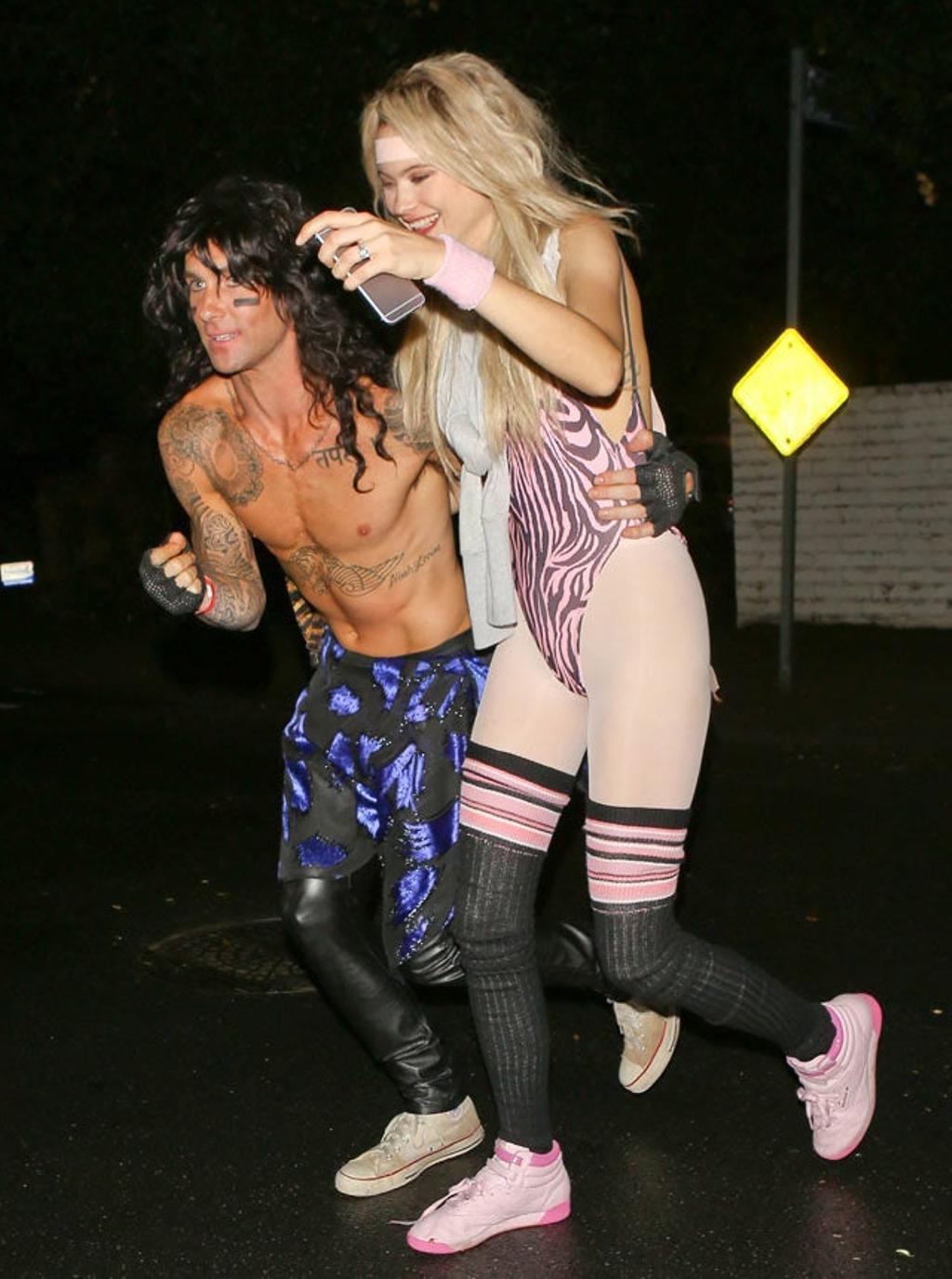 Adam Levine y Behati Prinsloo, muy ochenteros