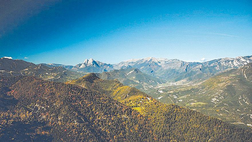 Una de les imatges més típiques des de la serra, el Pedraforca al fons. Foto: Quads de pagès