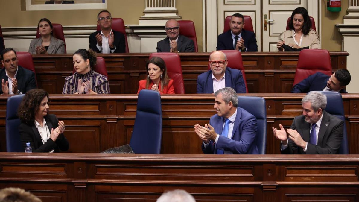 Los grupos del Gobierno aplauden a la consejera de Hacienda, Matilde Asián, tras aprobar los presupuestos de 2026