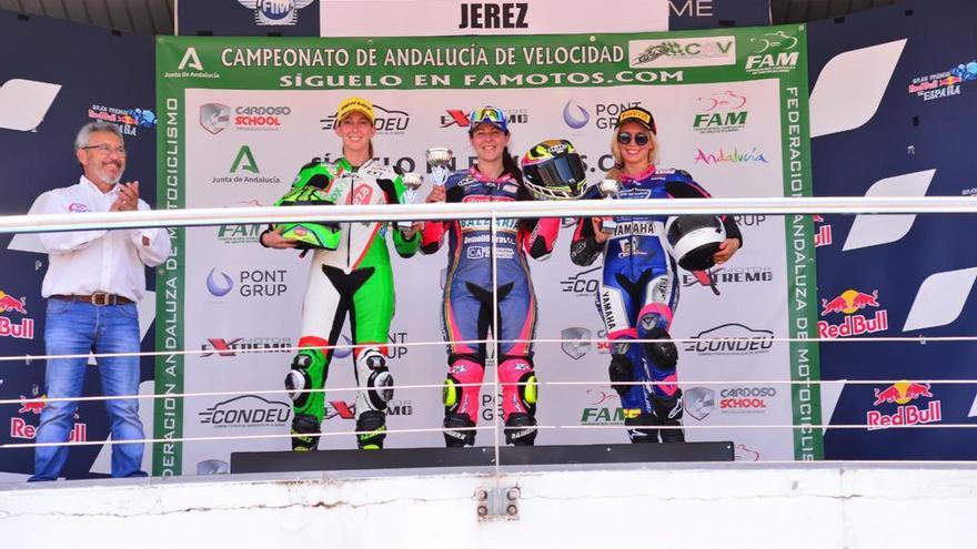 La piloto mallorquina Pakita Ruiz (en el centro de la imagen) se subió al primer escalón en Féminas 600cc.