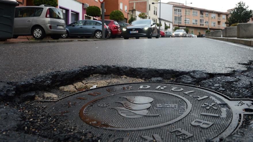 La lluvia empeora los baches en Plasencia