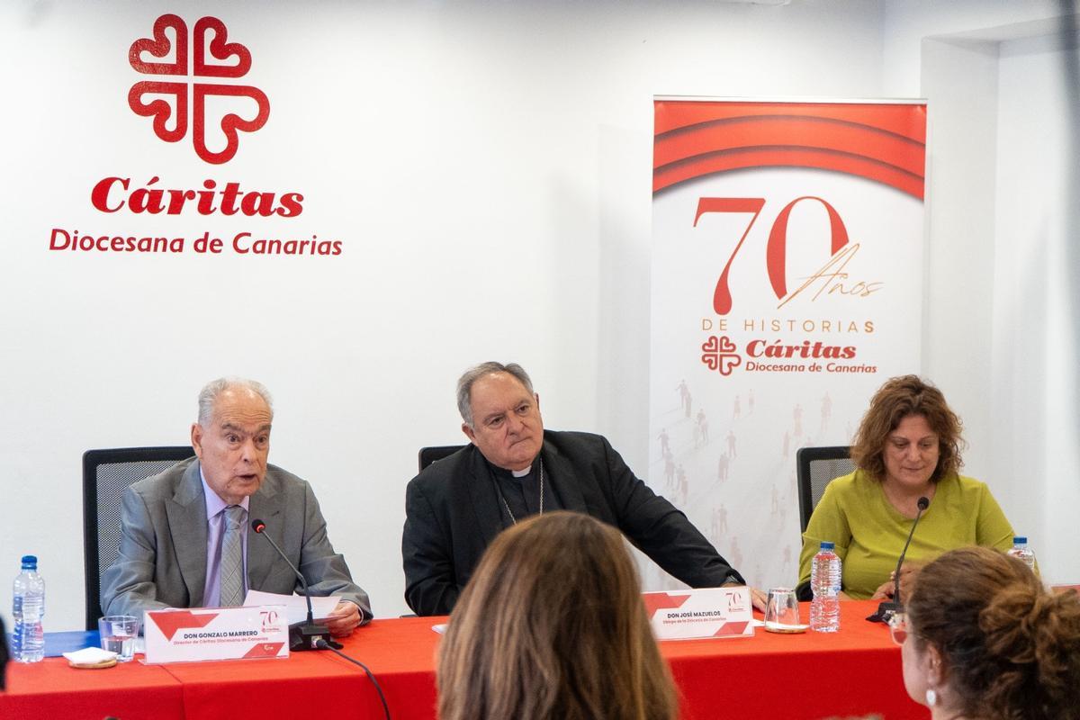 El director de Cáritas Diocesana de Canarias, Don Gonzalo Marrero; el obispo de Canarias, José Mazuelos, y la secretaria general de la institución, Caya Suárez.
