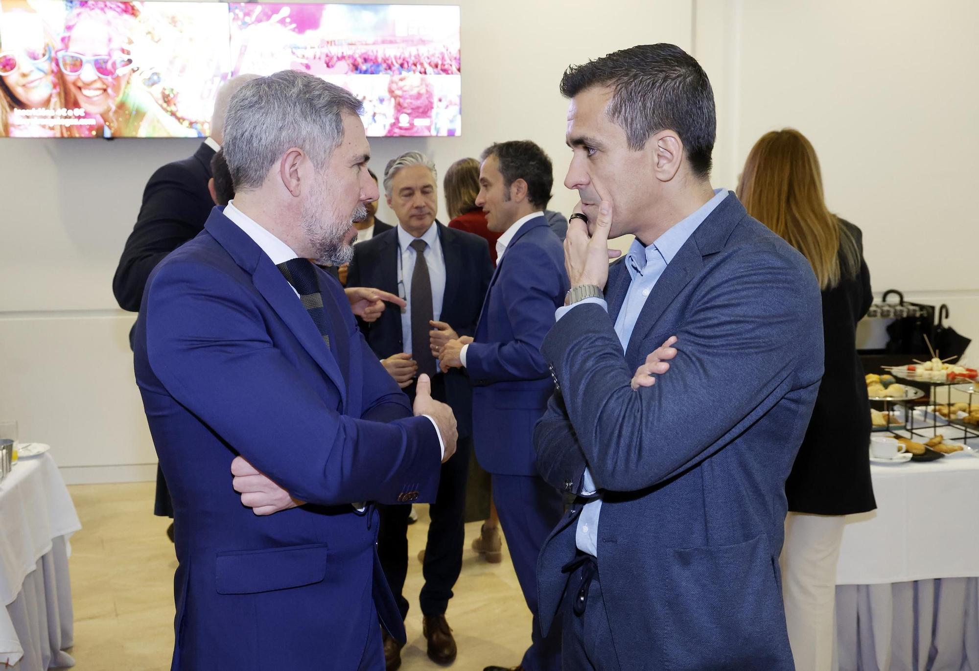 El poder político y empresarial se cita en Santiago