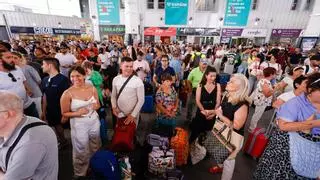 “Vamos a alquilar un coche para volver a Madrid porque no sabemos cuándo funcionará el tren”