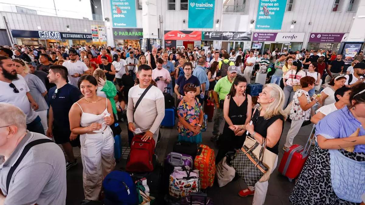 “Vamos a alquilar un coche para volver a Madrid porque no sabemos cuándo funcionará el tren”
