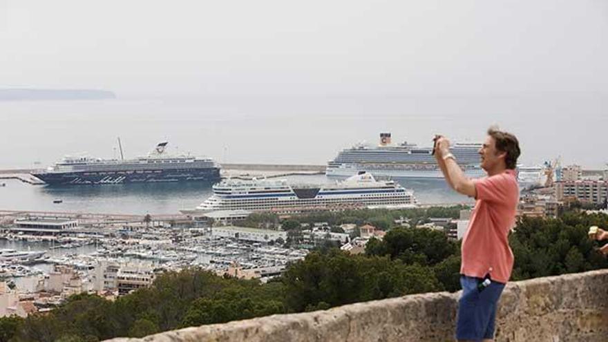 Fünf Kreuzfahrtschiffe und ein US-Zerstörer im Hafen von Palma de Mallorca