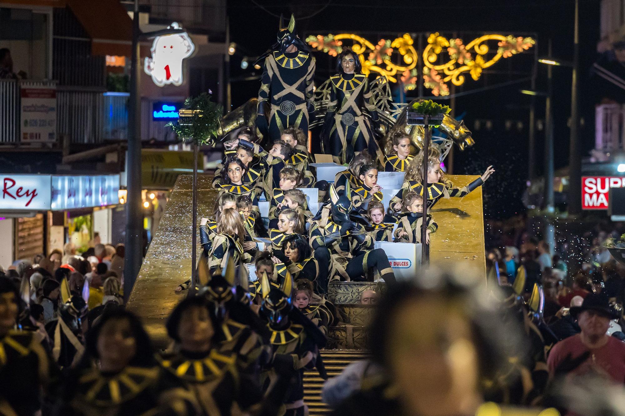 Desfile de carrozas y castillo de fuegos para despedir las Fiestas de Benidorm