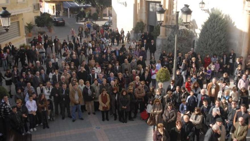 Más de 400 personas se reunieron ayer frente al Ayuntamiento para guardar cinco minutos de silencio en memoria de Estefanía Lorente.