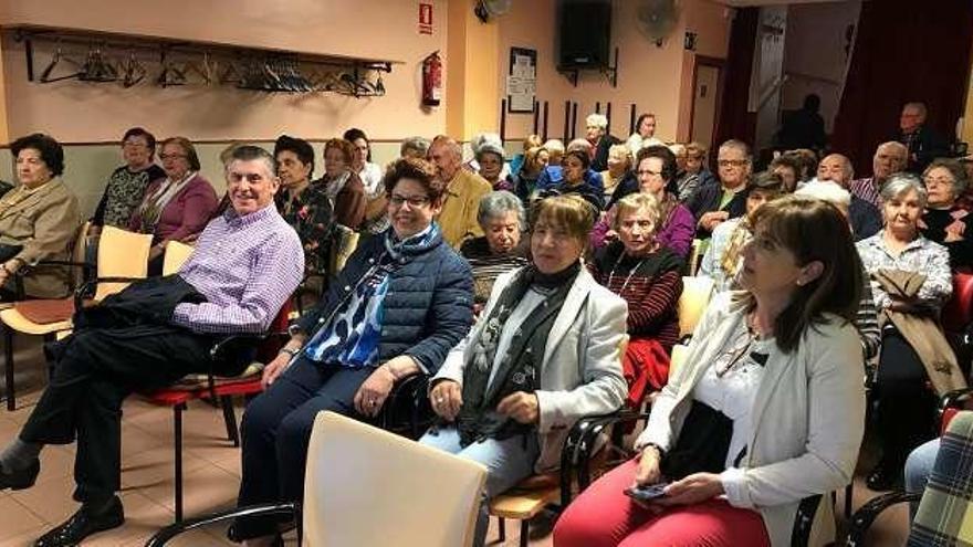 Asistentes a la charla sobre Alzheimer.