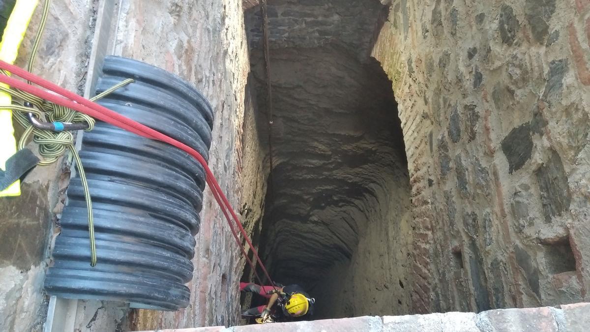 Los bomberos  inspeccionan dos pozos en la Alcazaba y Gibralfaro. Foto: Alejandro Santana Almendro