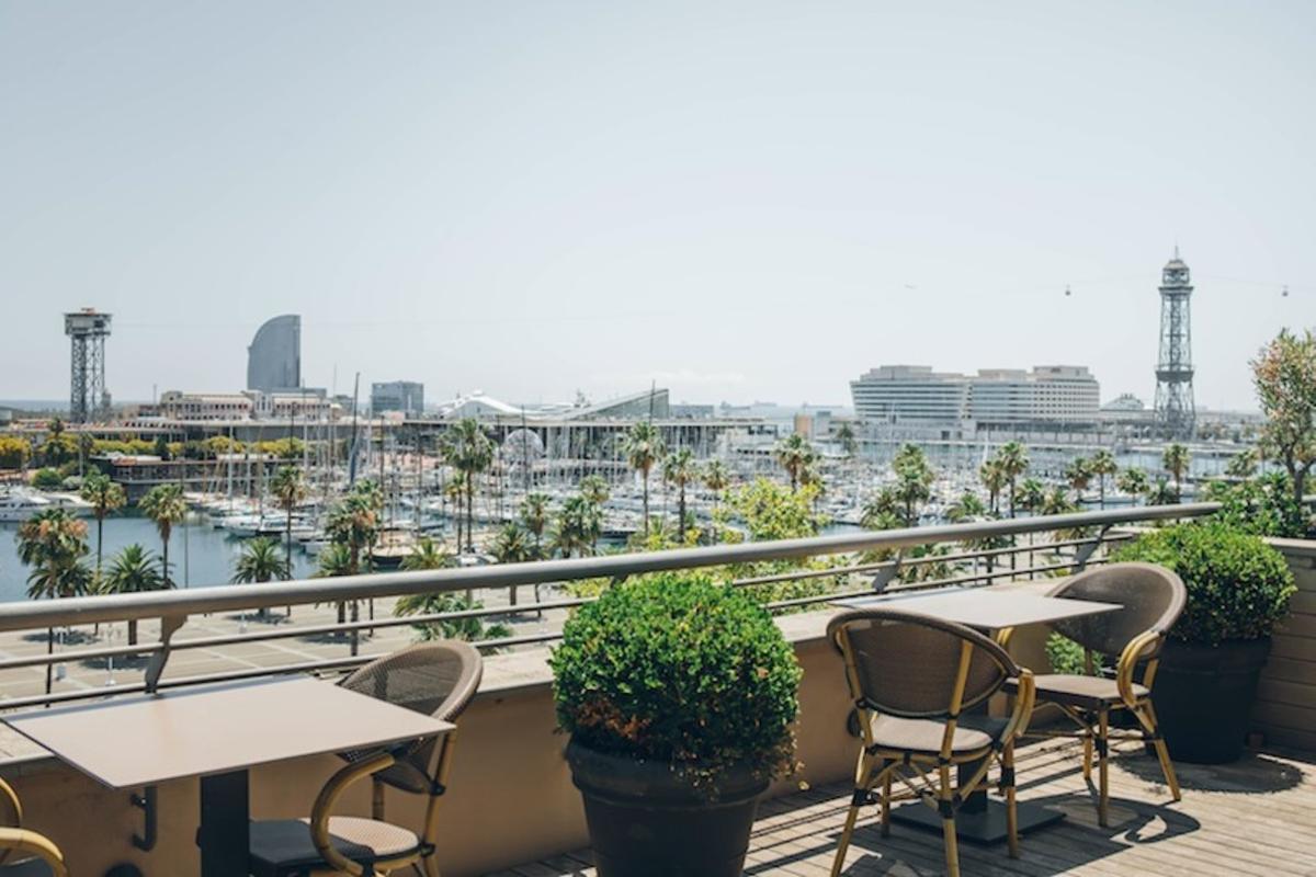 Terraza del Hotel Duquesa de Cardona, con vistas panorámicas sobre el Port Vell de Barcelona.