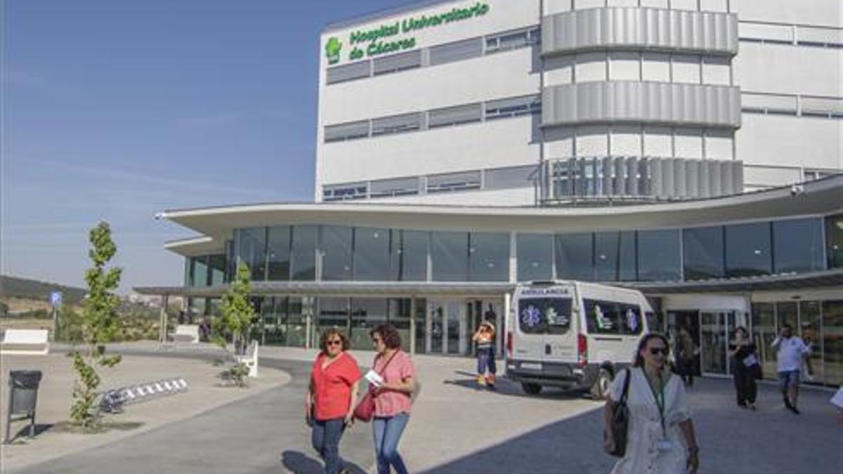 El hombre ha sido trasladado al Hospital Universitario de Cáceres.
