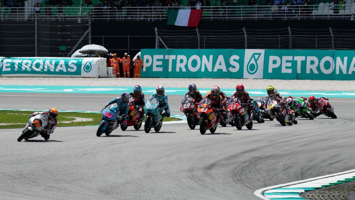 Los pilotos de Moto3 tuvieron que salir a pista tras el grave accidente