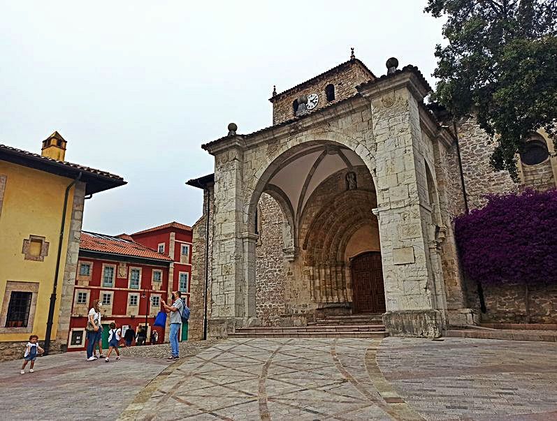 La basílica de Santa María, que forma parte del conjunto medieval de Llanes.