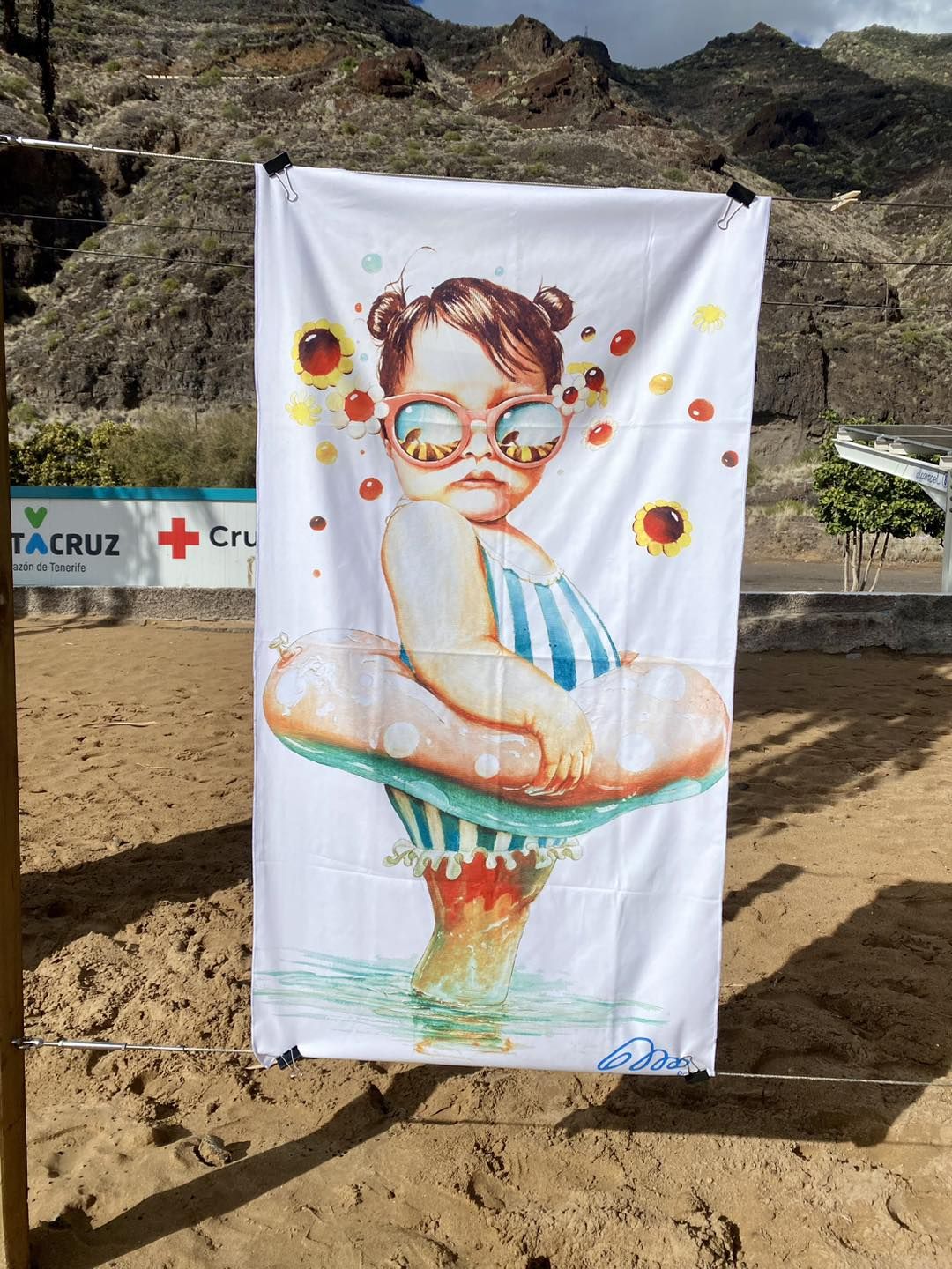 Exposición de toallas en Las Teresitas