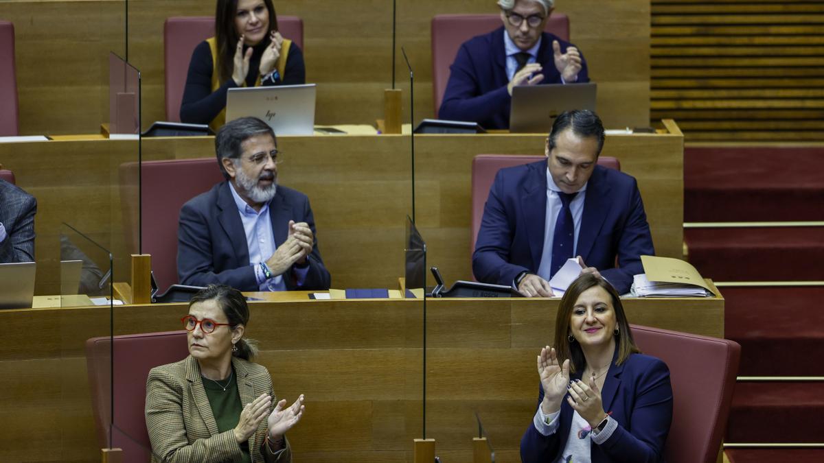 La bancada del PPCV en las Corts, con María José Catalá y Elena Bastidas al frente, este lunes durante el debate de las enmiendas a la totalidad de los presupuestos de la Generalitat.