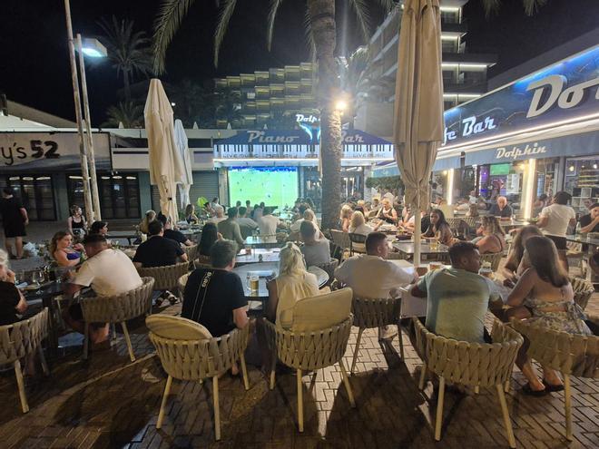 Magaluf vive con pasión contenida el Francia-Inglaterra