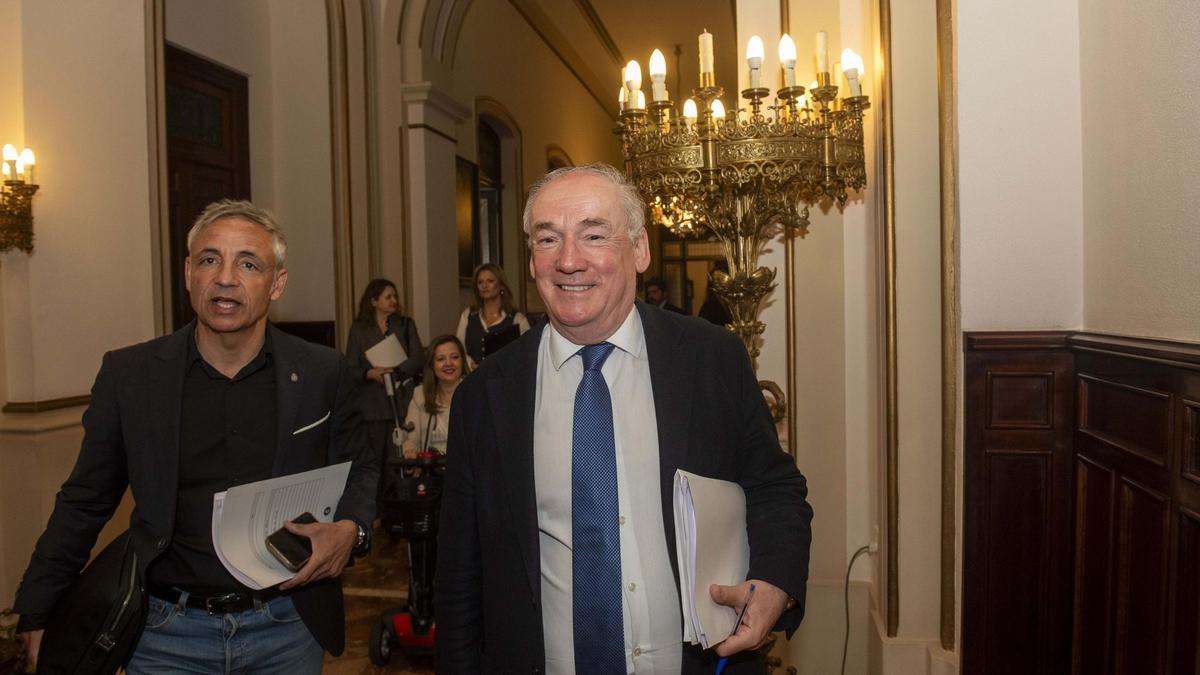 Miguel Lorenzo (d), llegando al pleno del Ayuntamiento de A Coruña este jueves 08 de mayo de 2025.
