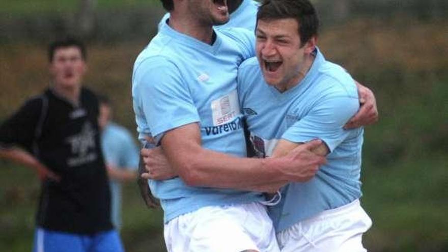 Barreiro y Checho celebran un gol del Estudiantil. // Bernabé