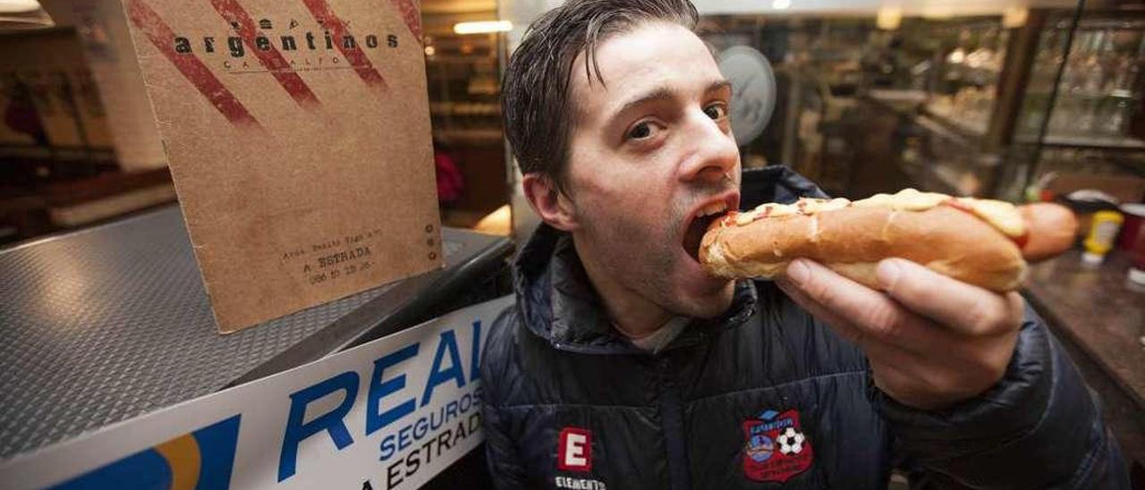 Silva, en Argentinos Burguer, comiendo un perrito como los que repartirán el domingo. // Bernabé/Cris M.V.