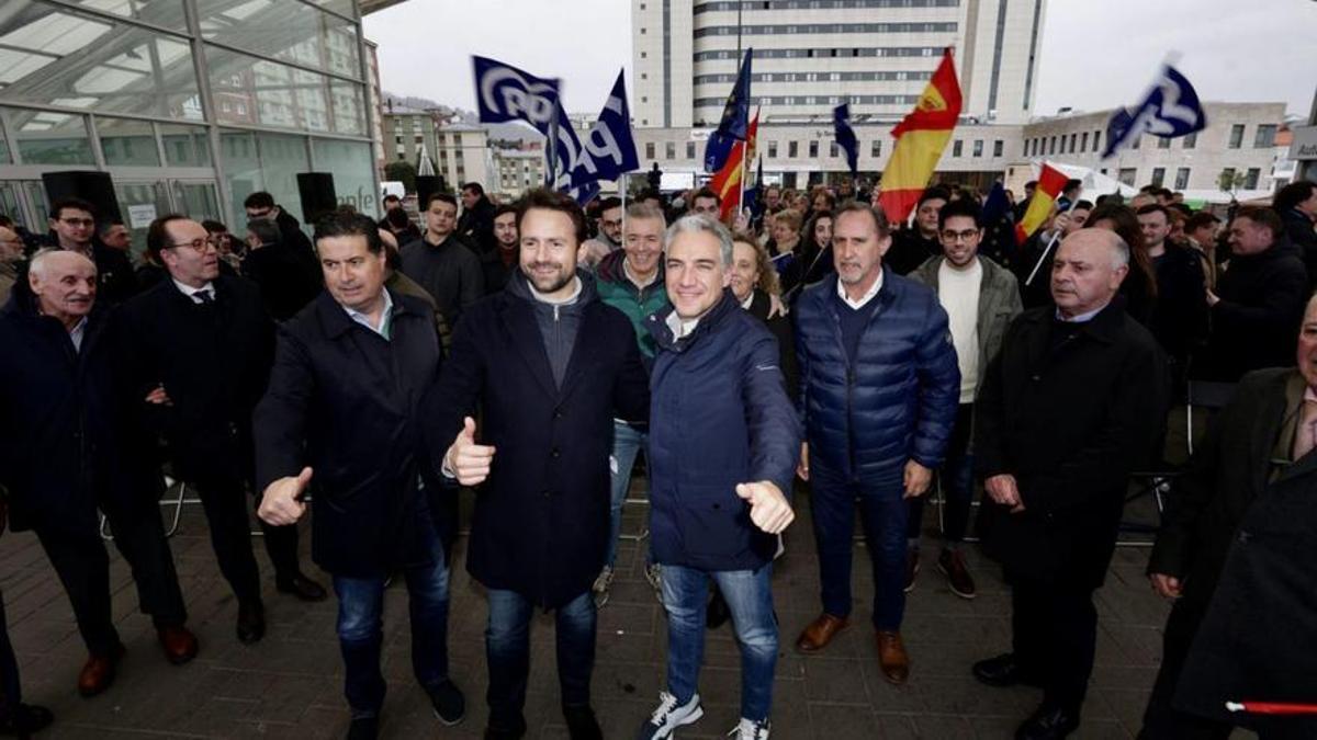 Elías Bendodo, en primer término a la derecha, junto a Álvaro Queipo y el diputado nacional Silverio Argüelles, con los asistentes al acto de ayer en la Losa de Renfe de Oviedo tras ellos.