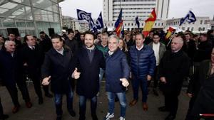 Elías Bendodo, en primer término a la derecha, junto a Álvaro Queipo y el diputado nacional Silverio Argüelles, con los asistentes al acto de ayer en la Losa de Renfe de Oviedo tras ellos.