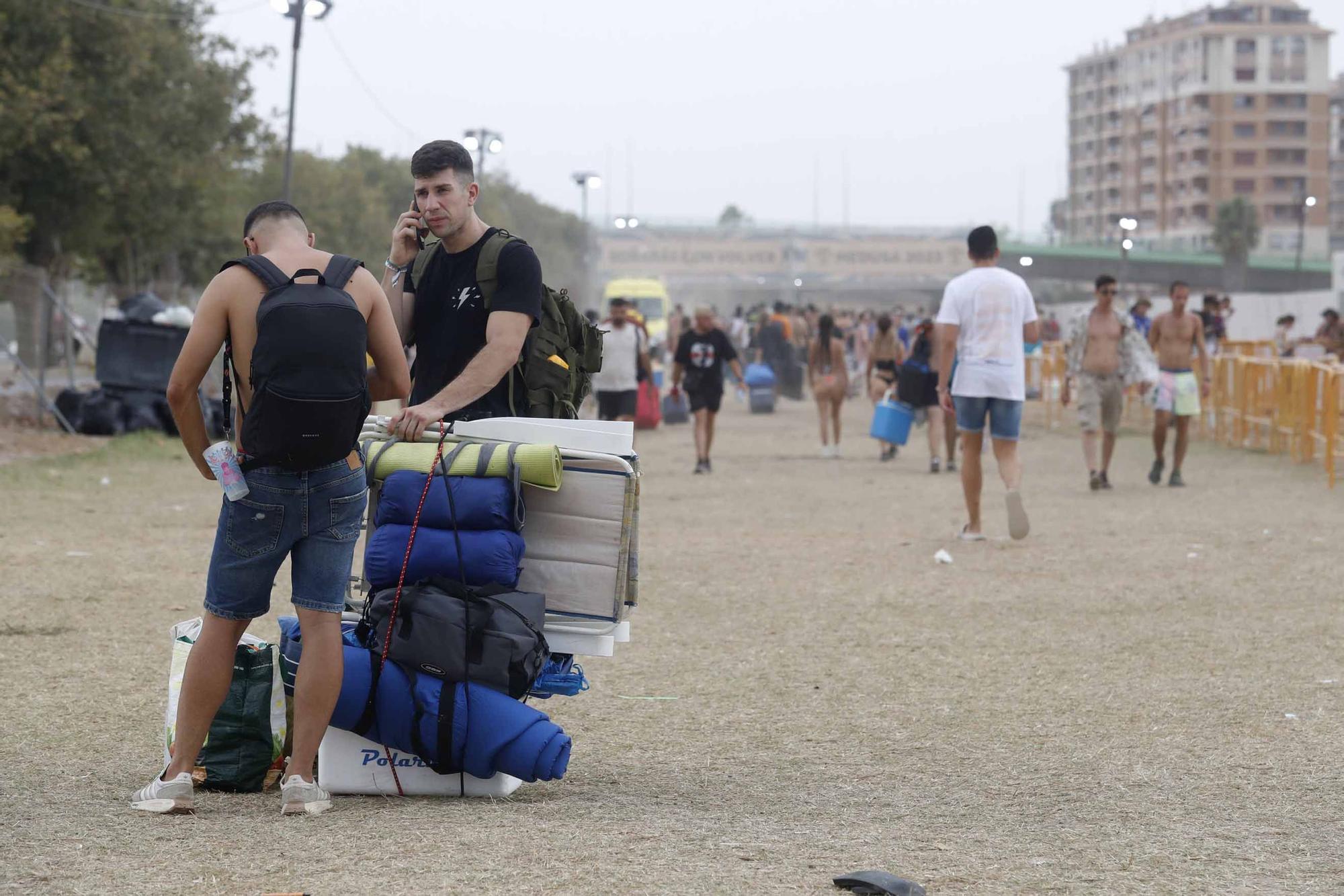 Los acampados en el Medusa comienzan a abandonar Cullera