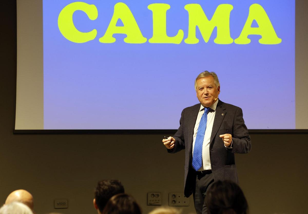 José Antonio Flórez Lozano, catedrático de Ciencias de la Conducta de la Universidad de Oviedo, en el Club Faro