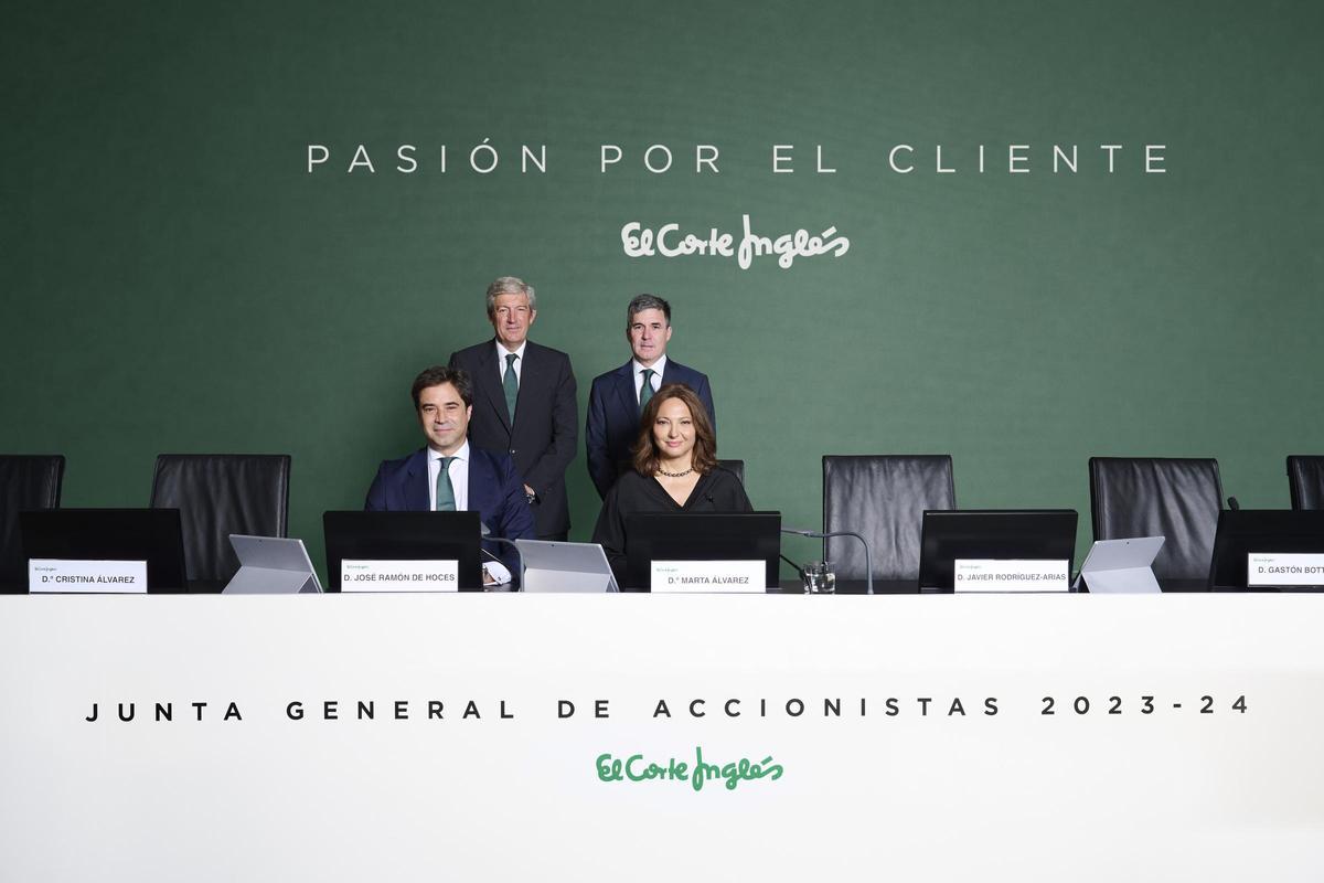 El nuevo consejero delegado de El Corte Inglés, Gastón Botazzini, de pie detrás de Marta Álvarez