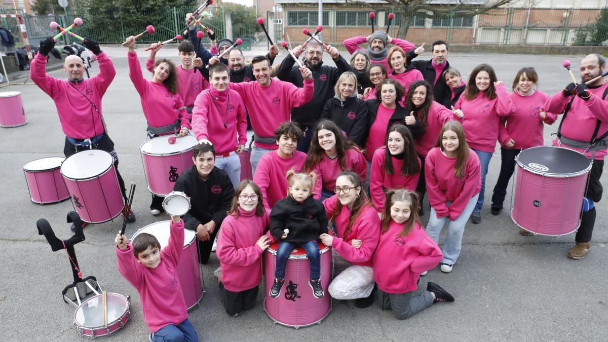 En primer término, los pequeños Óliver Fernández, Enol Martínez, Mar Campomanes, Noah Moret, Lucas García, Cristina Vega, Lucía Lozano, Xana Martínez, Lorena Iglesias y Blanca Morís, junto al resto de sus familiares integrantes de «Kop’a vino», en el colegio Nicanor Piñole. | Marcos León