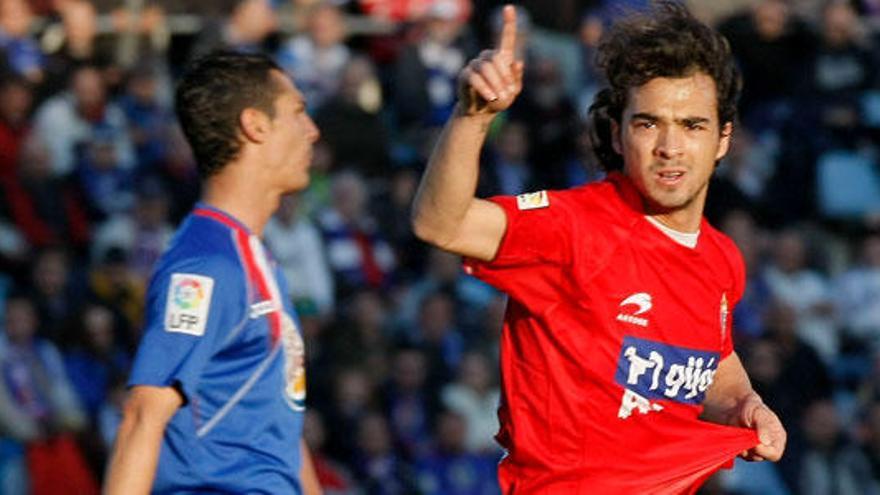 El centrocampista del Sporting Miguel Ángel De las Cuevas celebra el gol que ha marcado ante el Getafe, el primero del equipo, durante el partido, correspondiente a la trigésimo sexta jornada de Liga, que ambos equipos disputaron, esta tarde, en el Coliseo Alfonso Pérez, en Getafe.