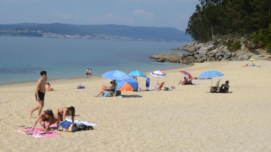 Jóvenes en una playa gallega. // G. N.